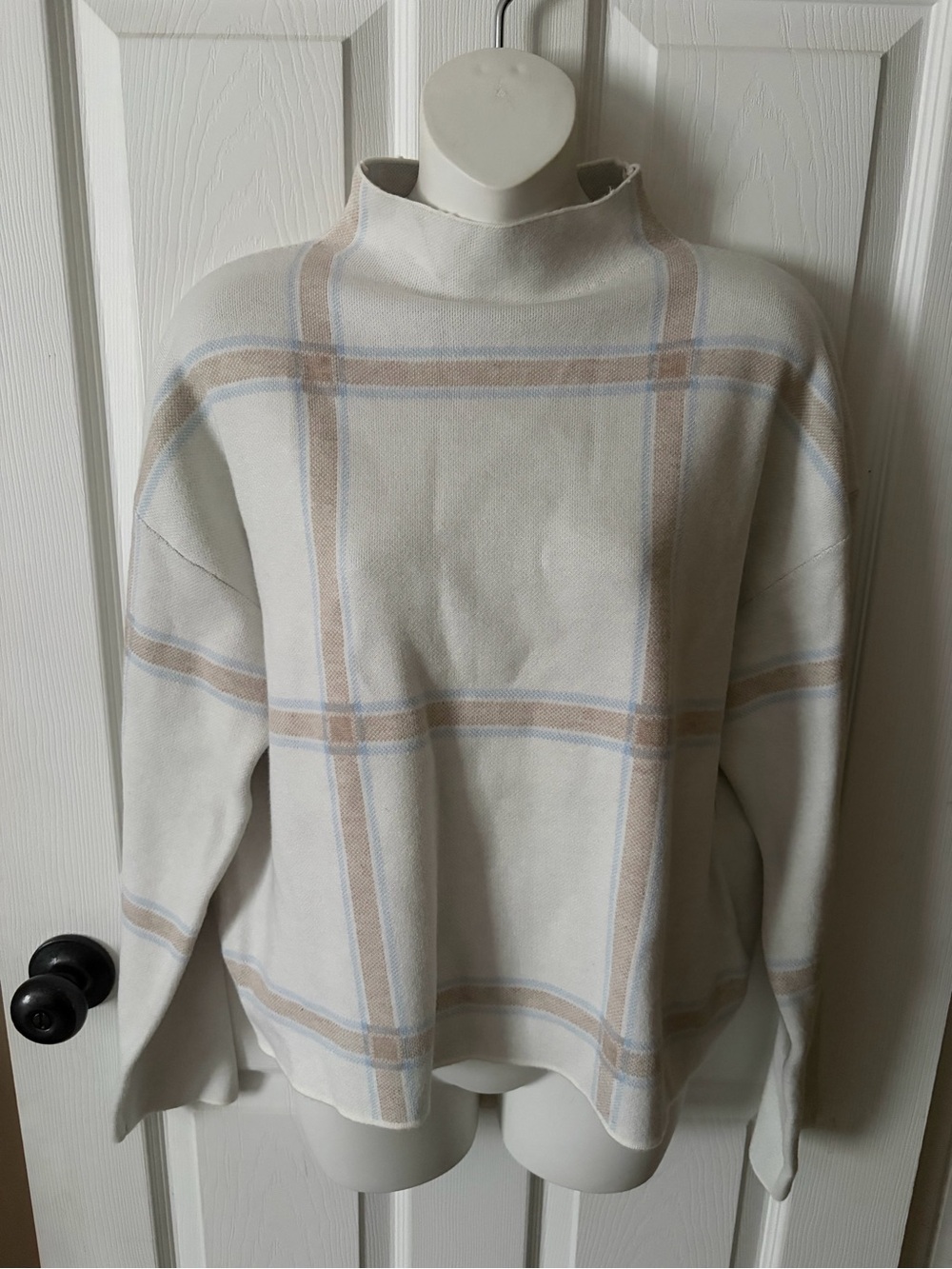 Tahari Women’s Mock Neck Neutral Color Sweater Size Large